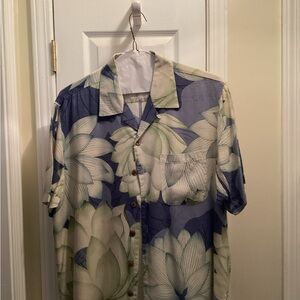 Tommy Bahama Shirt Men’s Medium. Blue Beige Silk Hawaiian Beach Shirt.